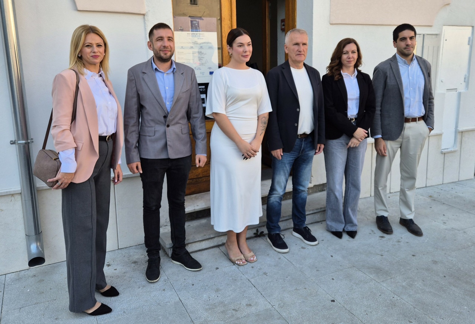 Sudionici uvodne konferencije snimljeni ispred ulaza u prostor udruge u Senju.