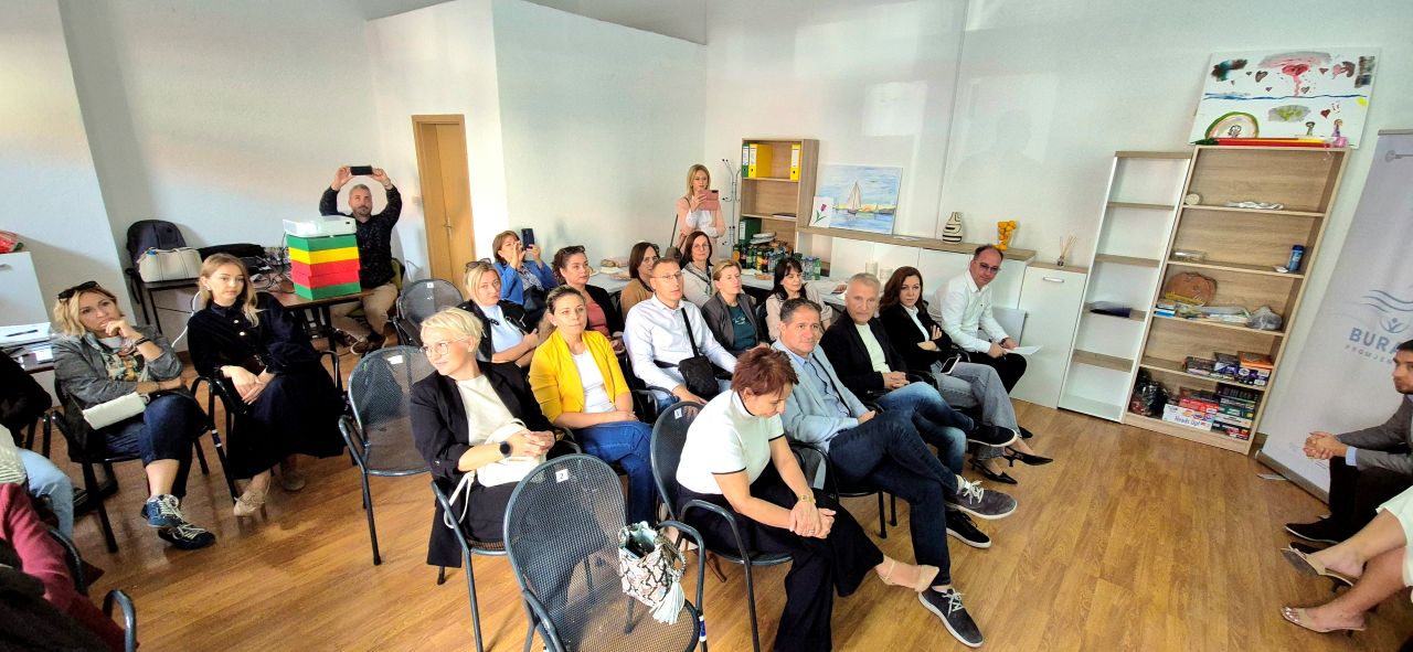 Publika na uvodnoj konferenciji prati predstavljanje projekata.